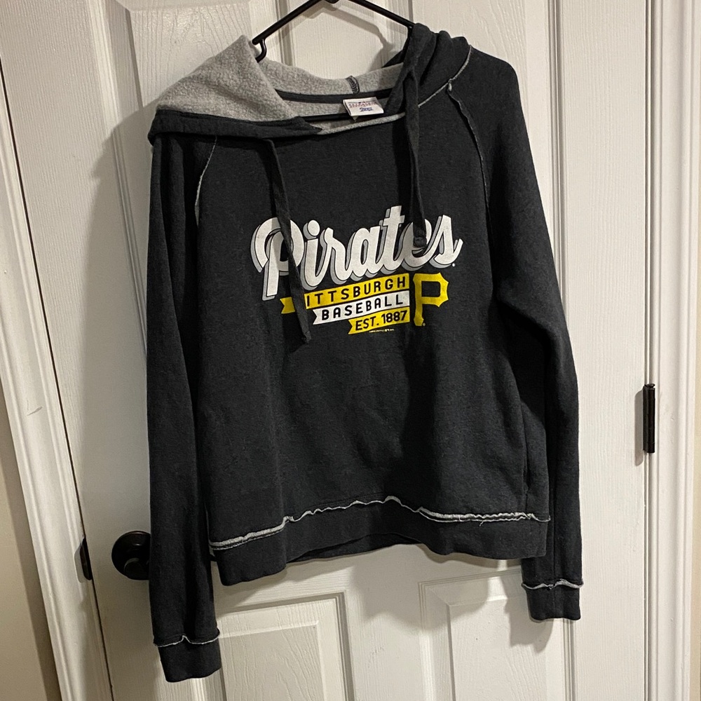 Woman’s Gray Pittsburgh Pirates Sweatshitt